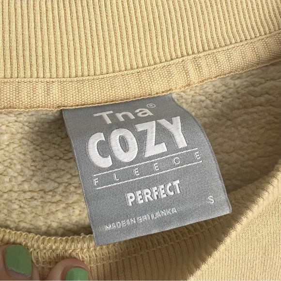 2/25 TNA Cozy Crop Crewneck Sweatshirt Pullover Aritzia Butter Yellow - Picture 2 of 4